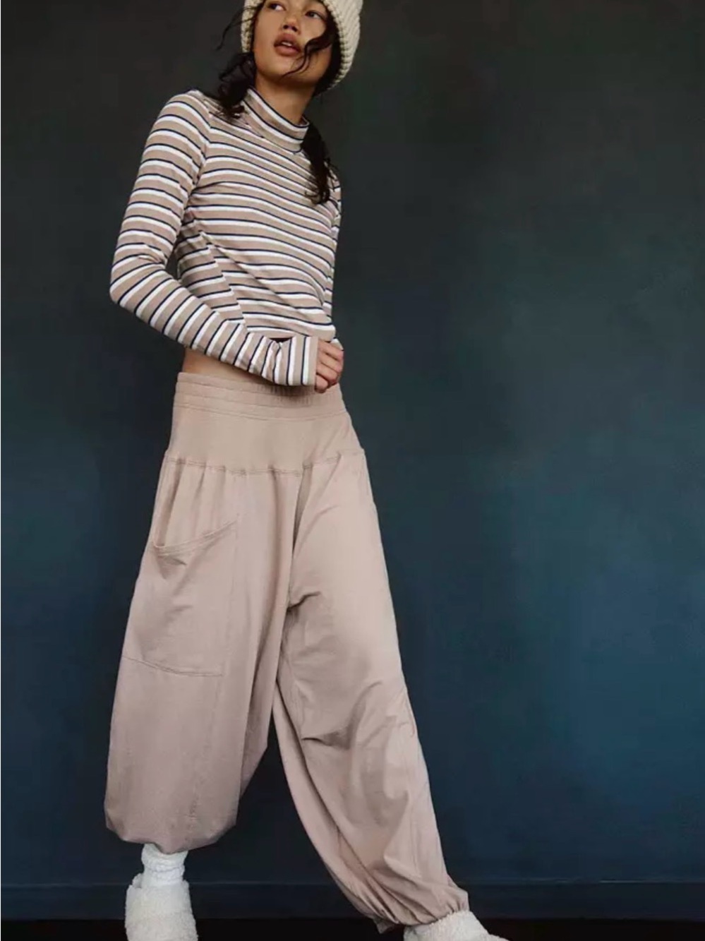 FP Movement Women's Up In The Air 2-Piece Set - tan and navy combo Size M - Picture 2 of 7